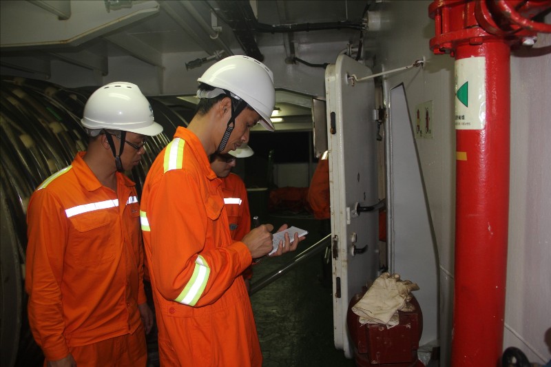 海洋六号开展节日安全检查_中国地质调查局