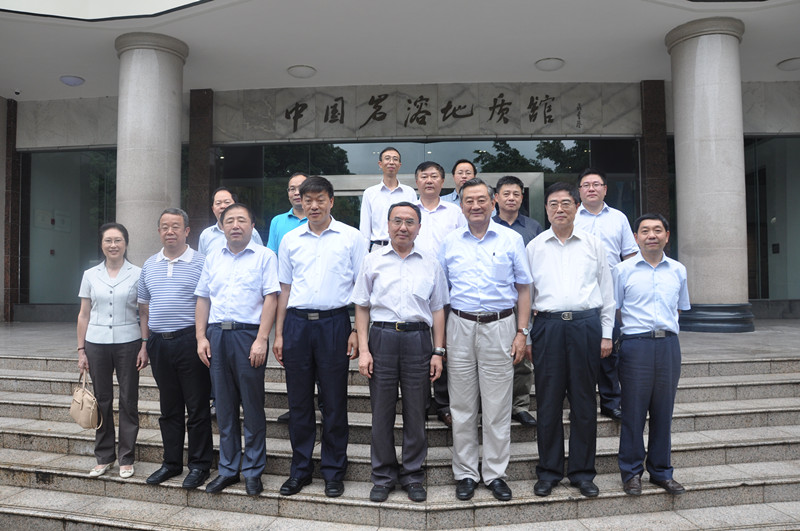 工作动态 直属单位桂林市委常委,副市长毕克新对地科院岩溶所取得的