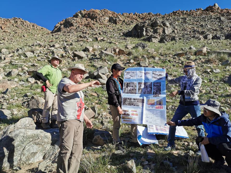 捷克专家野外讲解 国际地学计划IGCP662项中变传奇世界网页版目第二次工作会议及野外考察成功举行