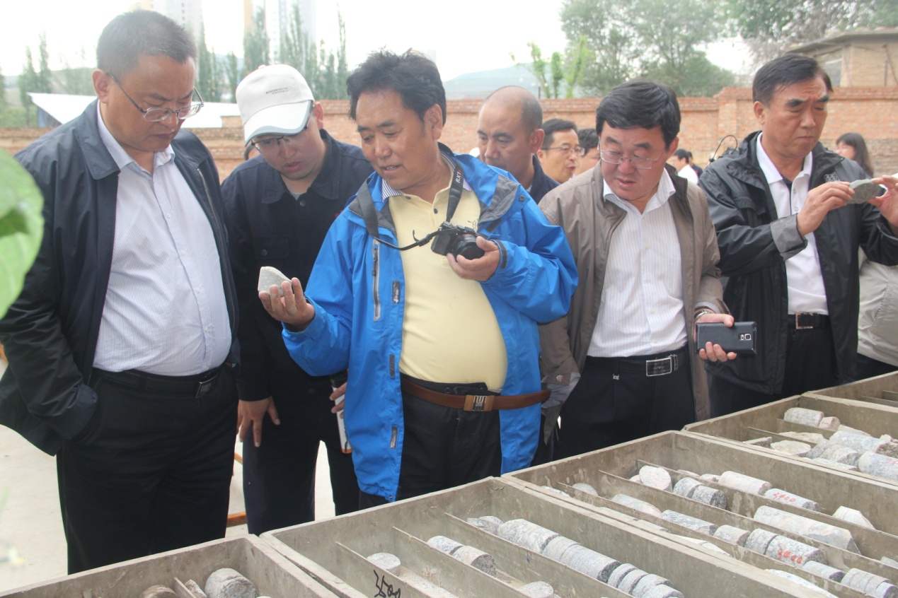 青海共和盆地钻获236℃干热岩_中国地质调查