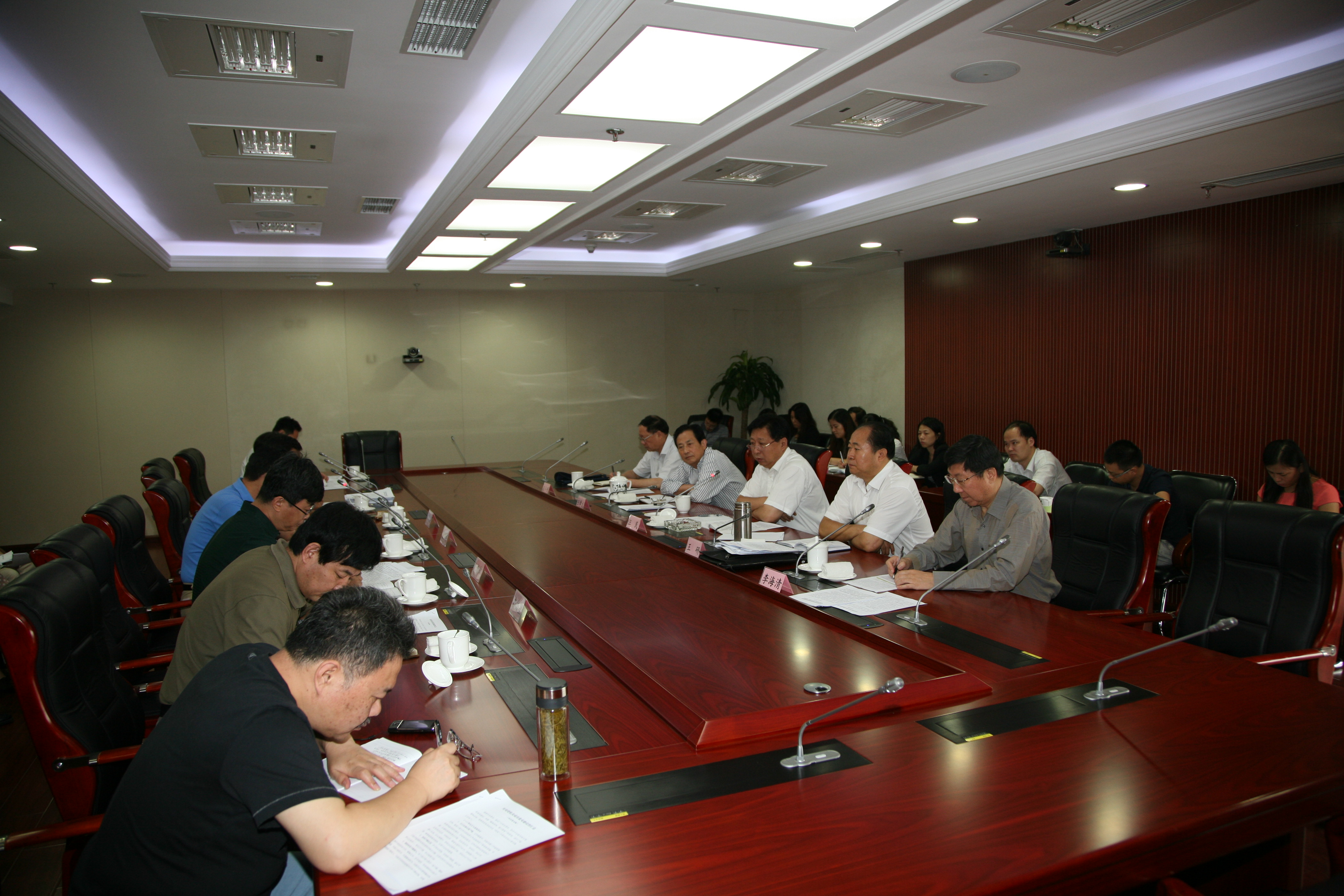 局教育实践活动领导小组办公室人员参加会议.
