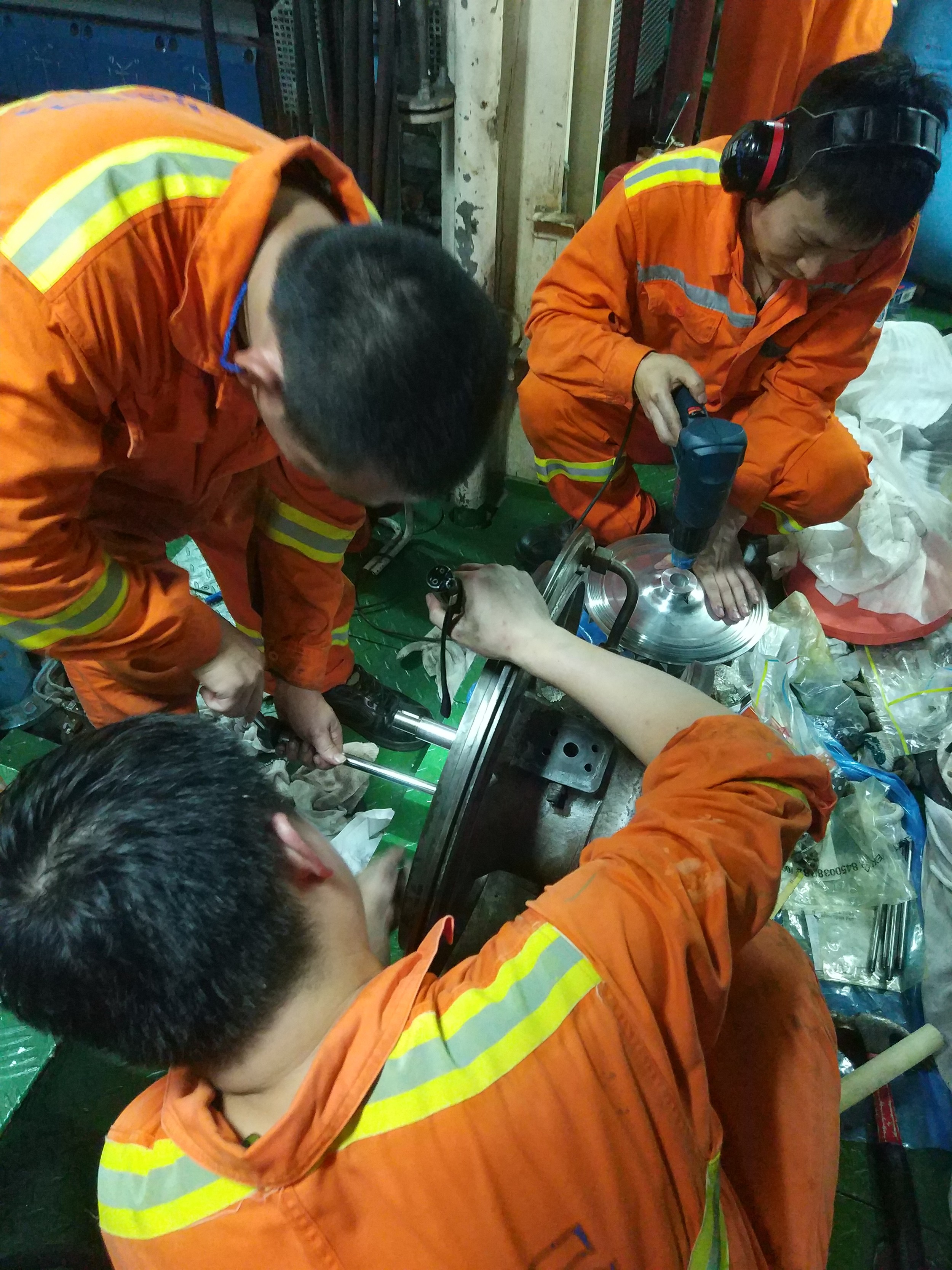 图四 轮机部正在组装备件,修理主机