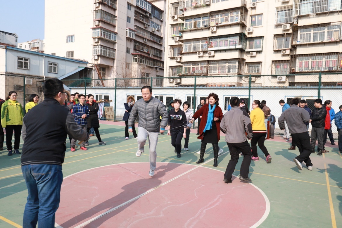 跳长绳比赛