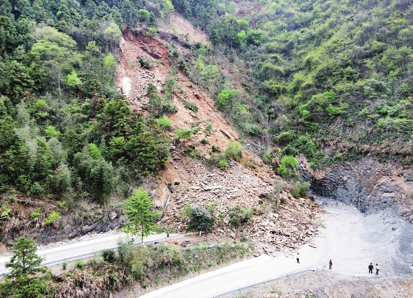 石楼山体滑坡图片