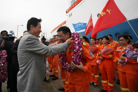说明: F:\新建文件夹\中国地调局副局长王学龙为科考队员佩戴花环.jpg