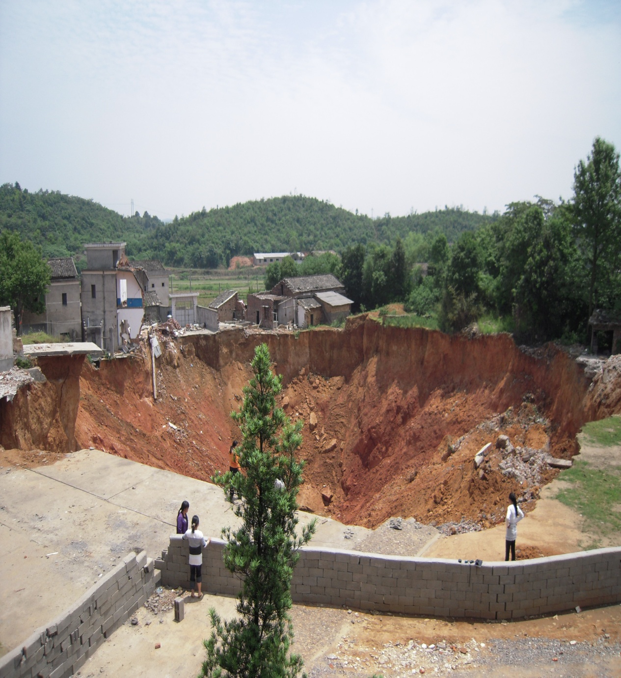 大雨成灾！陕西多地道路塌方，有人掉进深坑