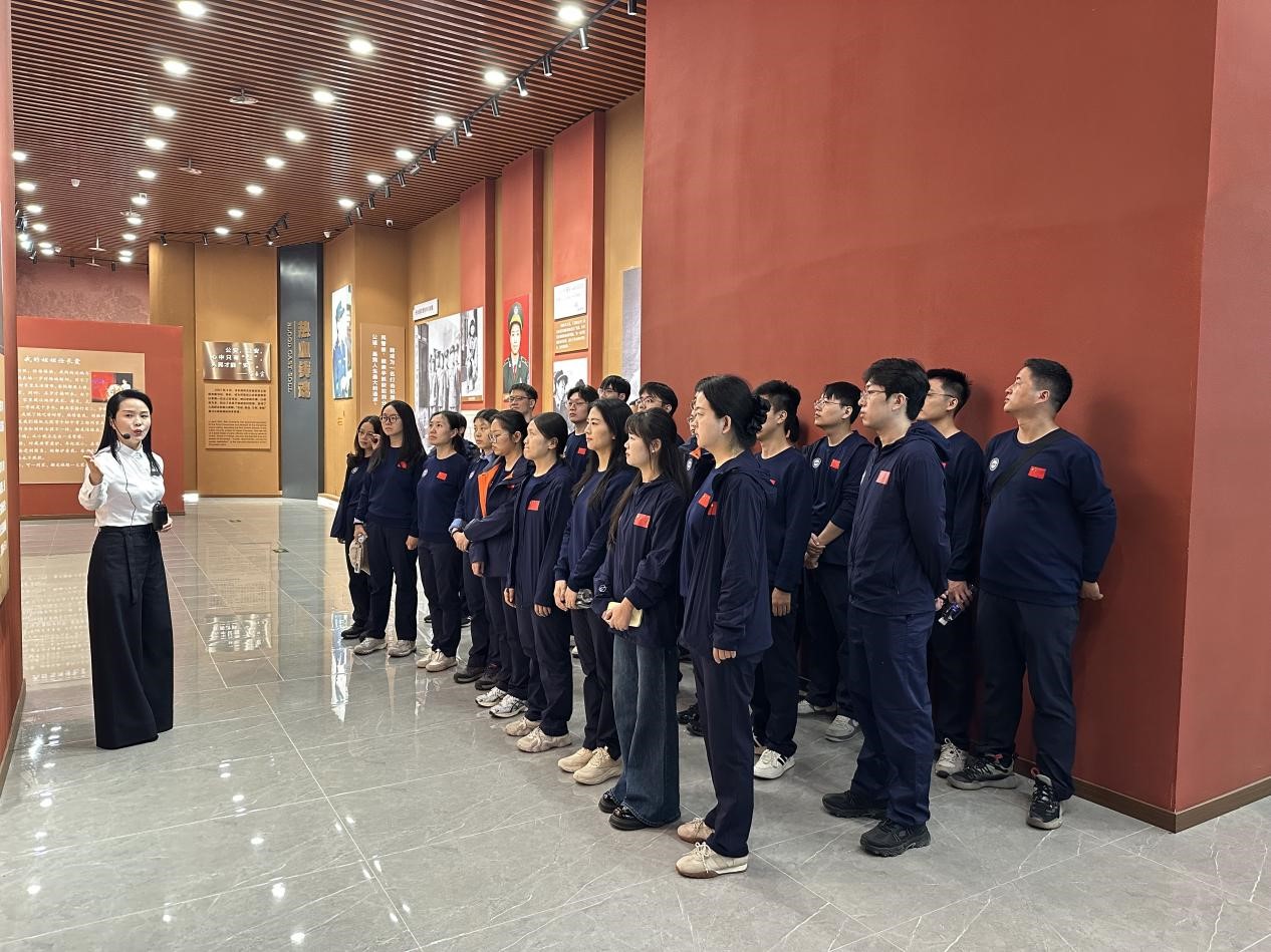 在任长霞同志先进事迹陈列馆参观学习